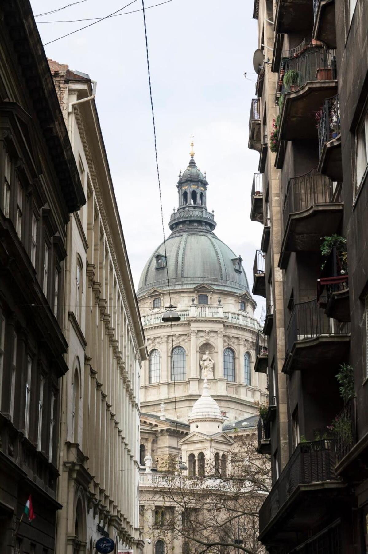 Balcony - View Of The Basilica - Large Holiday home Budapest